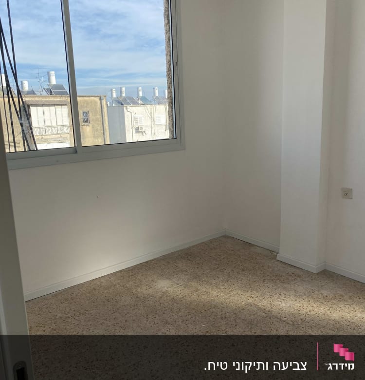 חדר ריק עם קירות צבועים ורצפת טרצו